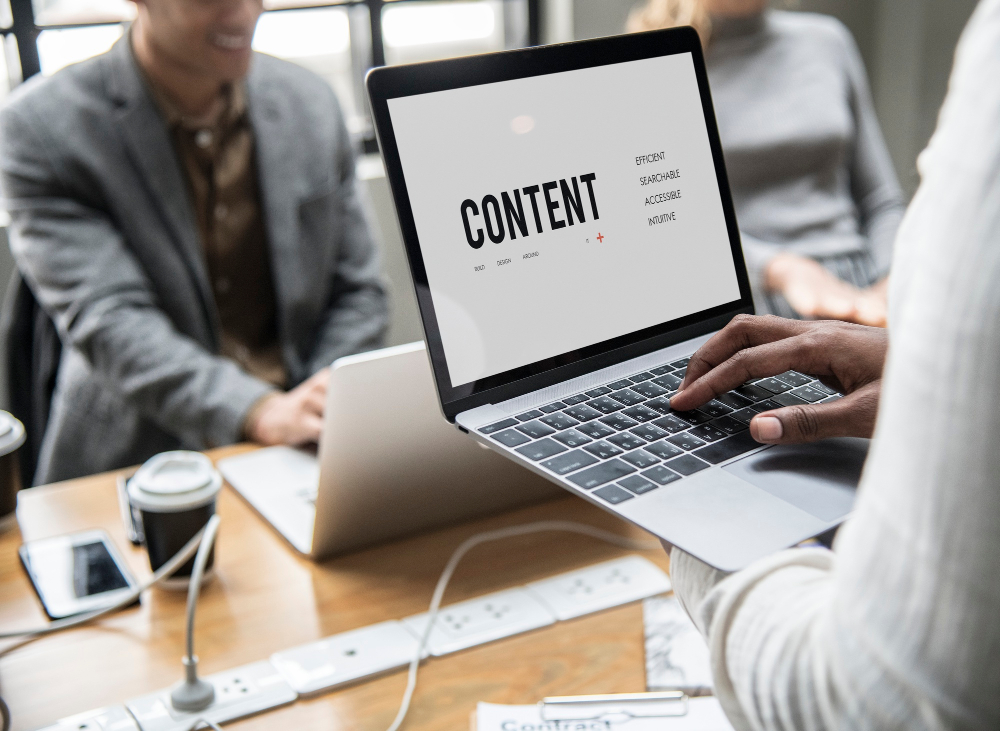 Afbeelding van een copywritingexpert die aan een tekst werkt